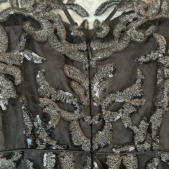 Calvin Klein Evening Gown Black
Metallic Lace Size 4 - Picture 8 of 11